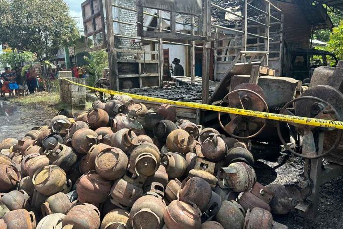 Truk Bermuatan Ratusan Elpiji di Tuban Terbakar, Dua Mobil dan Satu Sepeda Motor Terdampak Truk Bermuatan Ratusan Elpiji di Tuban Terbakar, Dua Mobil dan Satu Sepeda Motor Terdampak