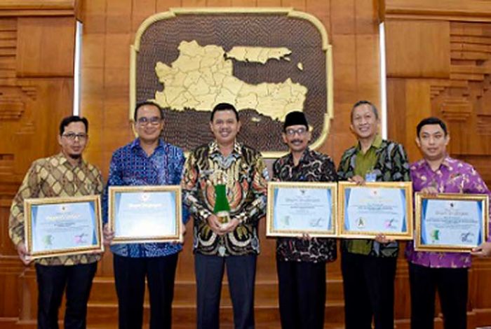 Kabupaten Mojokerto Terima Penghargaan Pembina K-3 dari Gubernur Kabupaten Mojokerto Terima Penghargaan Pembina K-3 dari Gubernur