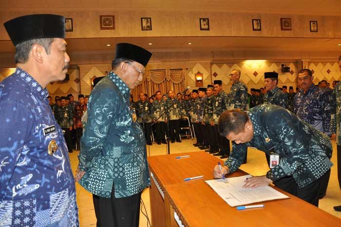 Mutasi Pejabat Pemkab Gresik, Bupati Sambari Kukuhkan Andhy Jadi Kepala DPPKAD