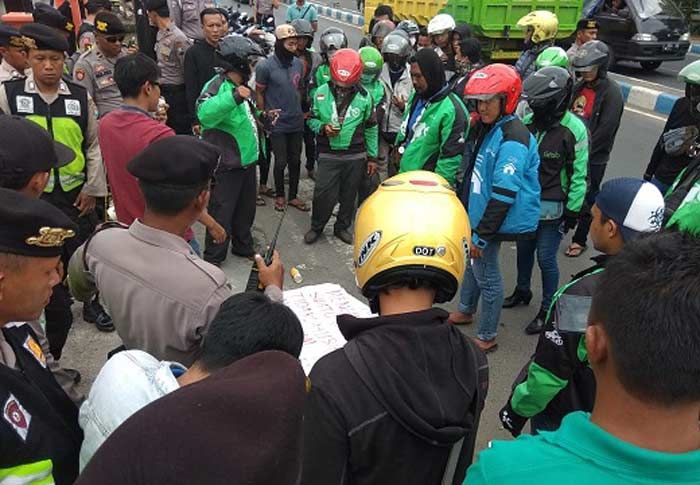 Ojol Bangkalan Gelar Demo Kecam Pernyataan Prabowo: Jadi Pemimpin Jangan Asal Bunyi Ojol Bangkalan Gelar Demo Kecam Pernyataan Prabowo: Jadi Pemimpin Jangan Asal Bunyi