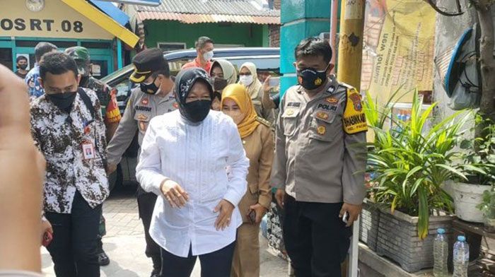 Mensos Risma Sambangi Keluarga Musisi Korban Kebakaran Sorong Mensos Risma Sambangi Keluarga Musisi Korban Kebakaran Sorong