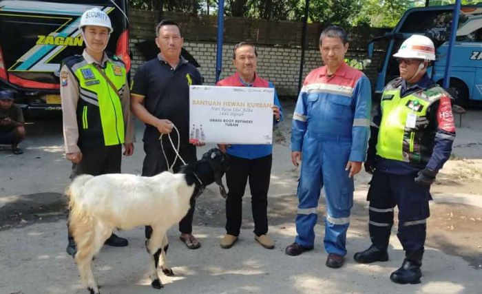 Proyek GRR Tuban Salurkan 11 Hewan Kurban Proyek GRR Tuban Salurkan 11 Hewan Kurban