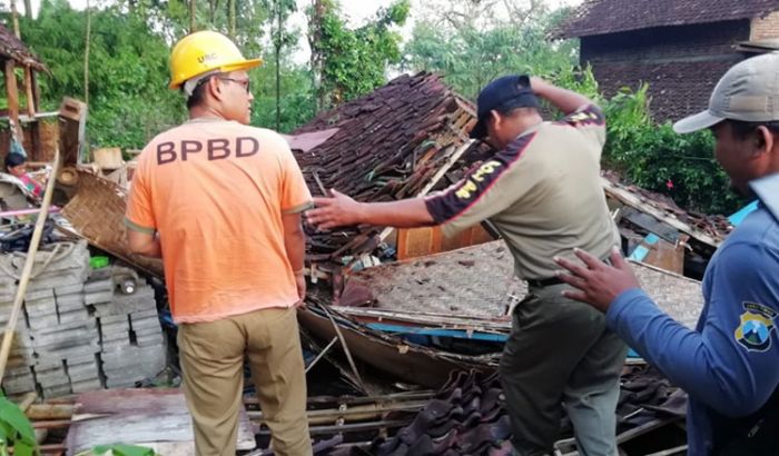 Data Terkini BPBD Blitar: Total Rumah Diterjang Angin Kencang Jadi 66 Data Terkini BPBD Blitar: Total Rumah Diterjang Angin Kencang Jadi 66