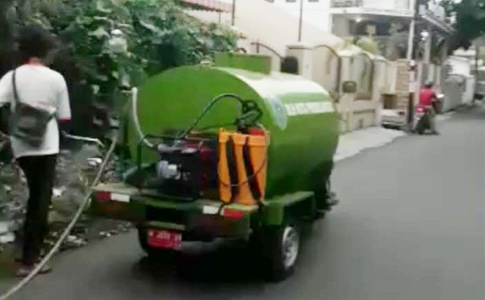 BLH Kota Probolinggo Gelar Penyemprotan Disinfektan Sasar Jalan dan Rumah Warga BLH Kota Probolinggo Gelar Penyemprotan Disinfektan Sasar Jalan dan Rumah Warga