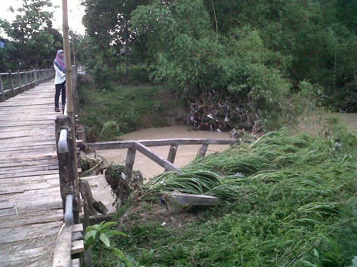Jembatan di Atas Sungai Mekuris Mengkhawatirkan Jembatan di Atas Sungai Mekuris Mengkhawatirkan