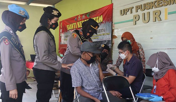 Peringati Hari Jadi yang ke-74, Polwan Polres Mojokerto Bantu Lakukan Vaksinasi di Puskesmas Puri Peringati Hari Jadi yang ke-74, Polwan Polres Mojokerto Bantu Lakukan Vaksinasi di Puskesmas Puri