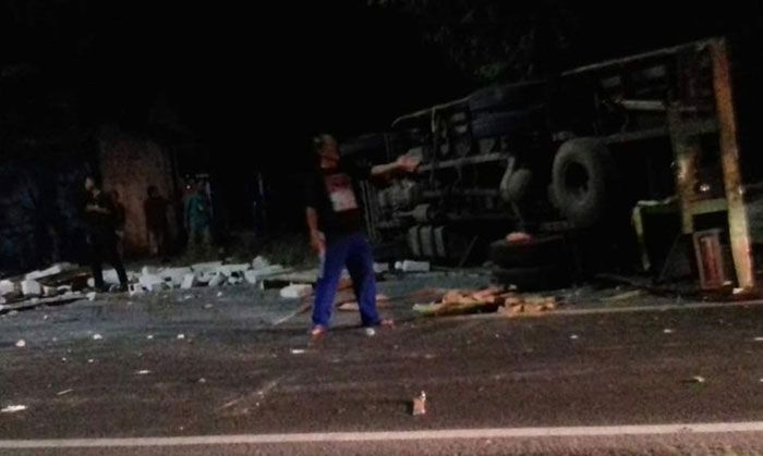 Gagal Nyalip, Pemotor di Ngawi Tewas Ditabrak Truk Gagal Nyalip, Pemotor di Ngawi Tewas Ditabrak Truk