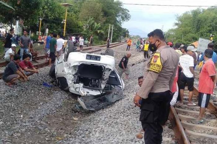 Salah Injak Pedal Rem, Mobil di Madiun Tersambar Kereta Api