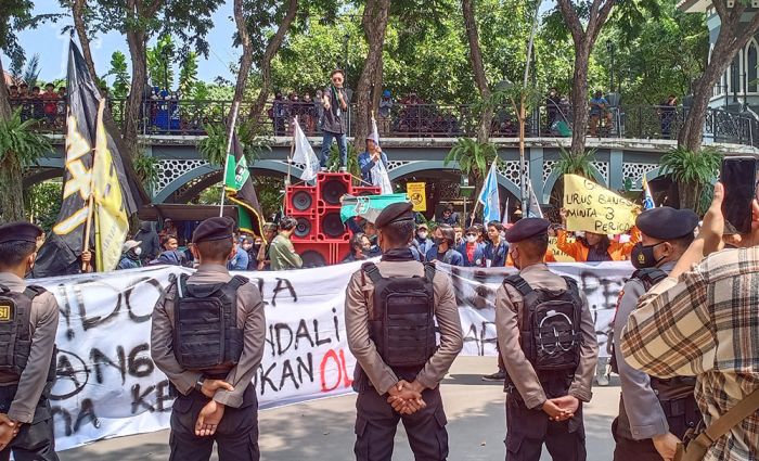 Mahasiswa Demo di DPRD Gresik: Tolak Jokowi 3 Periode, Tolak Kenaikan BBM Mahasiswa Demo di DPRD Gresik: Tolak Jokowi 3 Periode, Tolak Kenaikan BBM