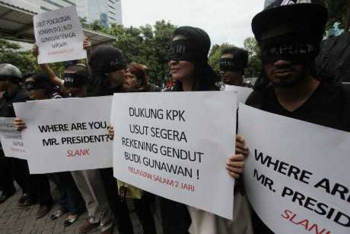 Aktivis Salam 2 Jari dan Relawan Jokowi Rame-Rame Dukung KPK Aktivis Salam 2 Jari dan Relawan Jokowi Rame-Rame Dukung KPK