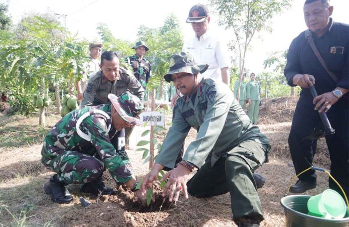 Peringati HUT ke-78 Pomad, Perhutani-Pomdam V/Brawijaya Tanam 500 Pohon Buah Peringati HUT ke-78 Pomad, Perhutani-Pomdam V/Brawijaya Tanam 500 Pohon Buah