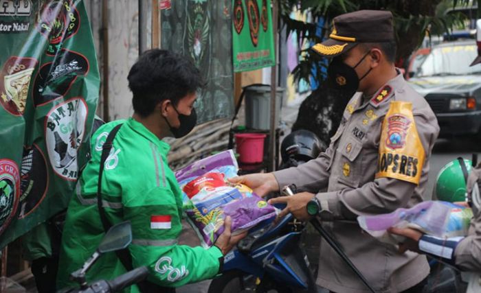 Serbuan 1 Ton Bantuan Beras Polres Blitar Kota, Sasar Ojol hingga Abang Becak Serbuan 1 Ton Bantuan Beras Polres Blitar Kota, Sasar Ojol hingga Abang Becak
