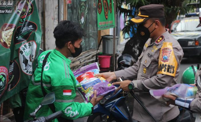 Serbuan 1 Ton Bantuan Beras Polres Blitar Kota, Sasar Ojol hingga Abang Becak