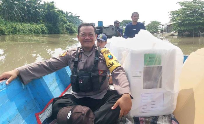 Gunakan Perahu, Polisi di Sidoarjo Kawal Distribusi Logistik Pemilu 2024 ke Wilayah Terpencil Gunakan Perahu, Polisi di Sidoarjo Kawal Distribusi Logistik Pemilu 2024 ke Wilayah Terpencil