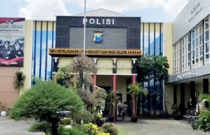 Diduga Setubuhi Keponakan, Seorang Pria di Kediri Dijebloskan ke Sel Tahanan Diduga Setubuhi Keponakan, Seorang Pria di Kediri Dijebloskan ke Sel Tahanan