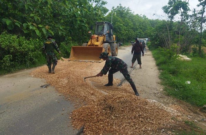 Cegah Laka Lantas, TNI Koramil 0811/12 Bancar Tuban dan Warga Perbaiki Jalanan Rusak Cegah Laka Lantas, TNI Koramil 0811/12 Bancar Tuban dan Warga Perbaiki Jalanan Rusak