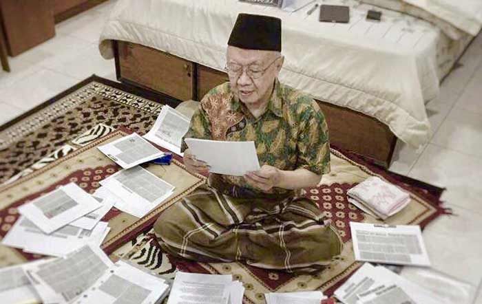 Ulang Tahun ke-75, Gus Solah Dikado Puisi "Iri" Ipang Wahid dan Rektor UIN Maliki Ulang Tahun ke-75, Gus Solah Dikado Puisi "Iri" Ipang Wahid dan Rektor UIN Maliki