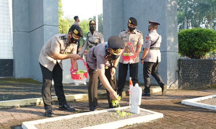 Jelang Hari Bhayangkara ke-75, Polresta Sidoarjo Ziarah ke TMP Kusuma Bangsa Jelang Hari Bhayangkara ke-75, Polresta Sidoarjo Ziarah ke TMP Kusuma Bangsa