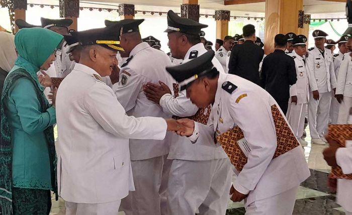 Bupati Situbondo Lantik 129 Kades Perpanjangan Masa Jabatan: Layani Masyarakat dengan Baik Bupati Situbondo Lantik 129 Kades Perpanjangan Masa Jabatan: Layani Masyarakat dengan Baik