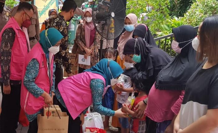 Ketua TP PKK Kota Surabaya Salurkan Bantuan ke Ibu Hamil 