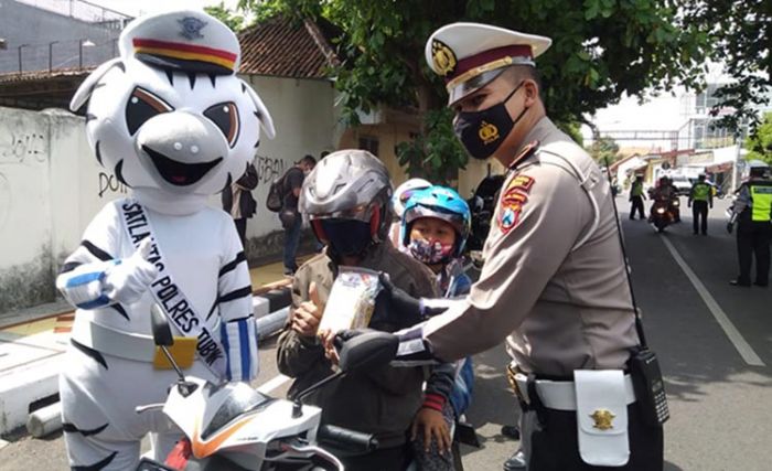 Tertib Berlalu Lintas, Satlantas Polres Tuban Beri Reward Imun Booster kepada Pengendara