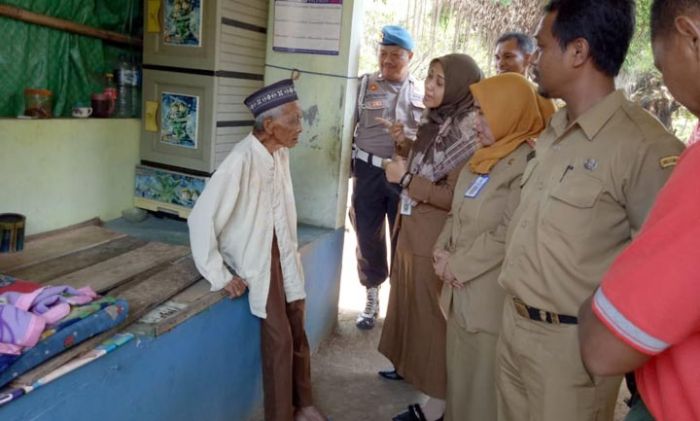 Tinggal di Pemakaman Umum, Mbah Sarmin Akhirnya Dipindahkan