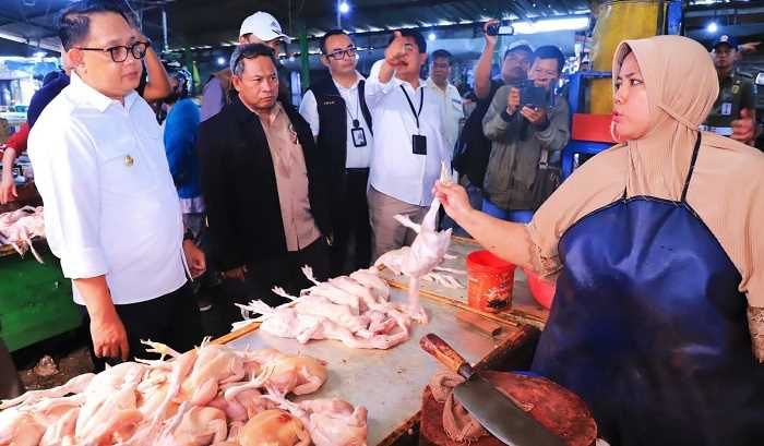 Jelang Ramadan, Pj Gubernur Jatim Sidak Pasar, Beberapa Komoditas Bapok Alami Kenaikan Harga