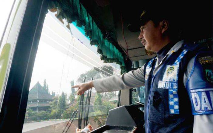 Razia Jelang Arus Mudik, Dishub Jombang Temukan Kaca Bus Pecah hingga Ban Vulkanisir