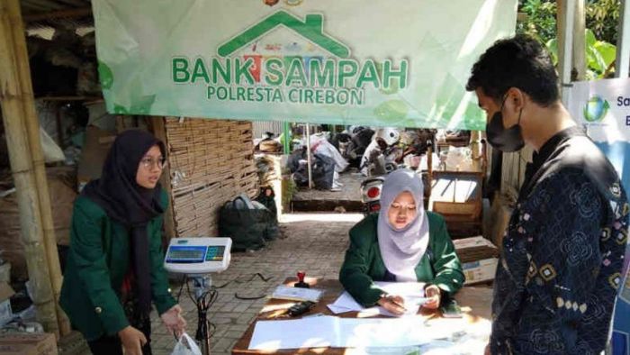 Polresta Cirebon Layani Warga Bayar SIM Pakai Sampah