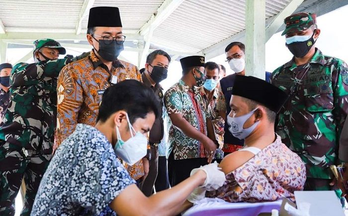 Peresmian Santana, Dua Pengasuh Ponpes di Pamekasan Divaksin Langsung di Muka Umum