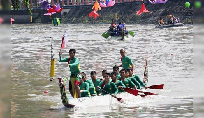 Serius Cari Bibit Atlet, Pemkot Surabaya Komitmen Gelar Lomba Dayung Perahu Naga Tiap Tahun Serius Cari Bibit Atlet, Pemkot Surabaya Komitmen Gelar Lomba Dayung Perahu Naga Tiap Tahun