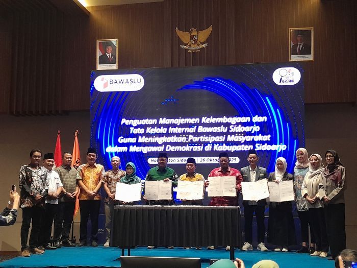 Teken MoU, Bawaslu Sidoarjo Luncurkan Program Literasi Demokrasi Teken MoU, Bawaslu Sidoarjo Luncurkan Program Literasi Demokrasi