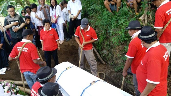 Siswi SMP di Blitar yang Bunuh Diri Dimakamkan Siswi SMP di Blitar yang Bunuh Diri Dimakamkan
