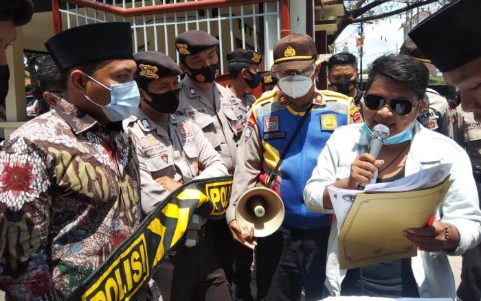 Diduga Salurkan Sembako Berkualitas Buruk, Sejumlah Warga Tuntut E-Warong di Kadur Ditutup Diduga Salurkan Sembako Berkualitas Buruk, Sejumlah Warga Tuntut E-Warong di Kadur Ditutup