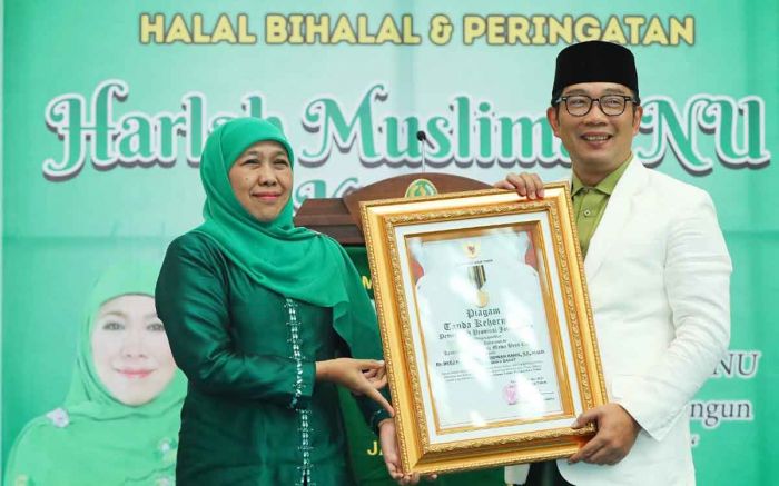 Gubernur Khofifah Serahkan Penghargaan Jer Basuki Mawa Beya pada Gubernur Jawa Barat Gubernur Khofifah Serahkan Penghargaan Jer Basuki Mawa Beya pada Gubernur Jawa Barat