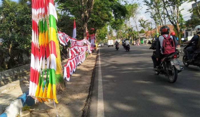 Pedagang Bendera Musiman dari Luar Madura Pedagang Bendera Musiman dari Luar Madura