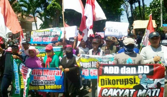 Pertanyakan Laporan Kasus Dugaan Korupsi Kades Gumirih, Pendemo Ancam Laporkan Kajari Banyuwangi Pertanyakan Laporan Kasus Dugaan Korupsi Kades Gumirih, Pendemo Ancam Laporkan Kajari Banyuwangi