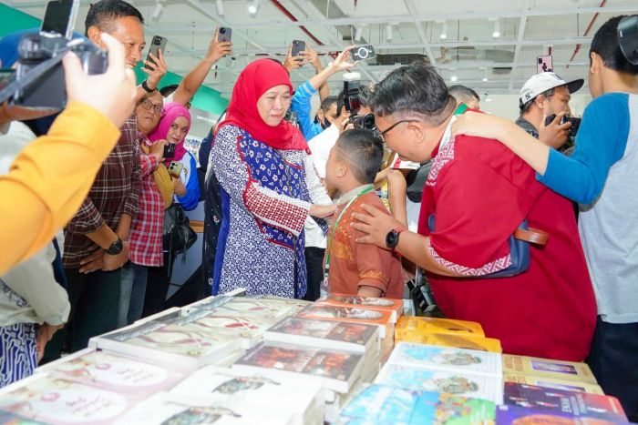 Gubernur Jatim Ajak 100 Anak Yatim Piatu dan Difabel di Kota Malang Belanja Kebutuhan Sekolah Gubernur Jatim Ajak 100 Anak Yatim Piatu dan Difabel di Kota Malang Belanja Kebutuhan Sekolah