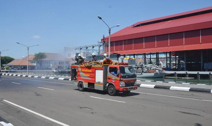 Pemkot Surabaya Semprot Disinfektan di Jalan Protokol Koarmada II hingga Dermaga Kapal Perang