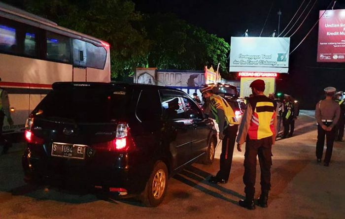 Nekat Masuk Tuban, Puluhan Pengendara Dipaksa Putar Balik Nekat Masuk Tuban, Puluhan Pengendara Dipaksa Putar Balik