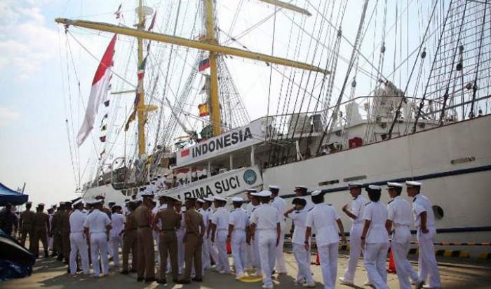 Taruna Angkatan Laut Jepang Antusias Saat Kunjungi KRI Bimasuci