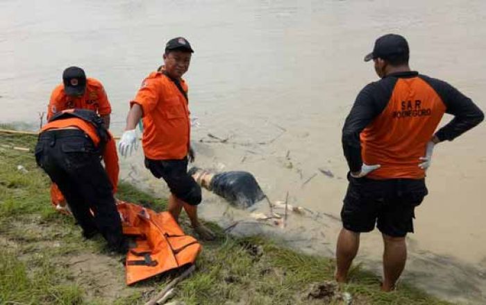 Mayat Perempuan Bertato Ditemukan Mengapung di Sungai Bengawan Solo Bojonegoro Mayat Perempuan Bertato Ditemukan Mengapung di Sungai Bengawan Solo Bojonegoro