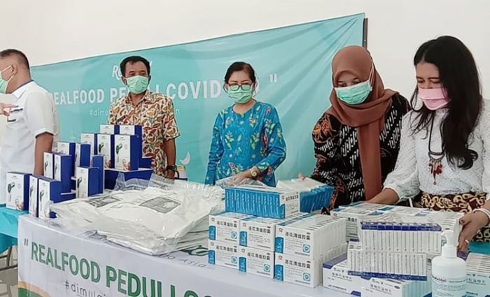 Prihatin Covid-19, PT Realfood Bantu APD Dokter RSUD Bojonegoro