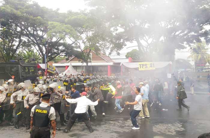 Persiapan Pilkada, Polres Malang Kota Simulasikan Bentrokan Massa Persiapan Pilkada, Polres Malang Kota Simulasikan Bentrokan Massa