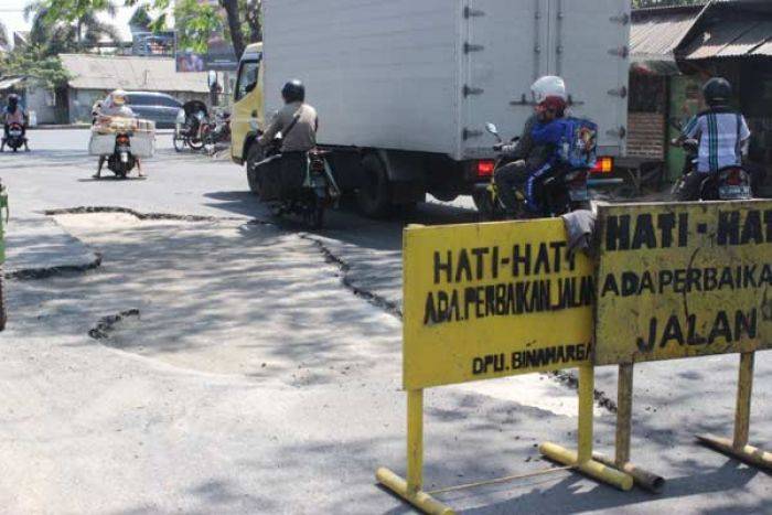 Baru Selesai Diaspal sudah Mengelupas Lagi, Pemeliharaan Jalan di Sidoarjo Dipertanyakan Baru Selesai Diaspal sudah Mengelupas Lagi, Pemeliharaan Jalan di Sidoarjo Dipertanyakan