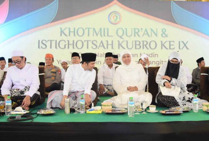 Gubernur Khofifah Hadiri Khotmil Quran dan Istighosah Kubro Pesantren Langitan di Masjid Al Akbar Gubernur Khofifah Hadiri Khotmil Quran dan Istighosah Kubro Pesantren Langitan di Masjid Al Akbar