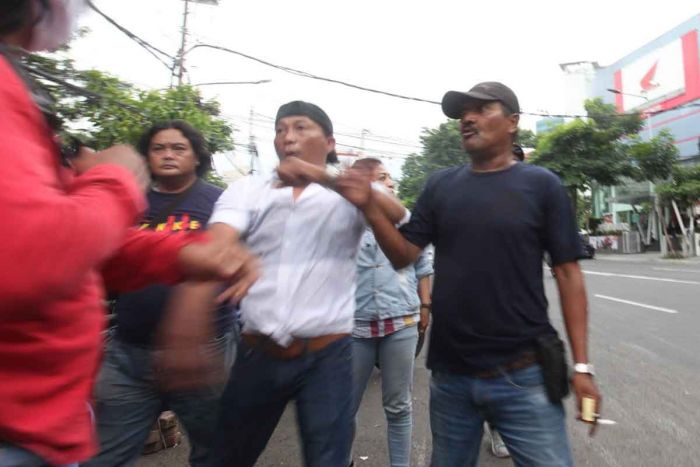 2 Pelaku Pengeroyokan Wartawan di Diskotek IBIZA Surabaya Ditangkap, Dua Menyerahkan Diri 2 Pelaku Pengeroyokan Wartawan di Diskotek IBIZA Surabaya Ditangkap, Dua Menyerahkan Diri