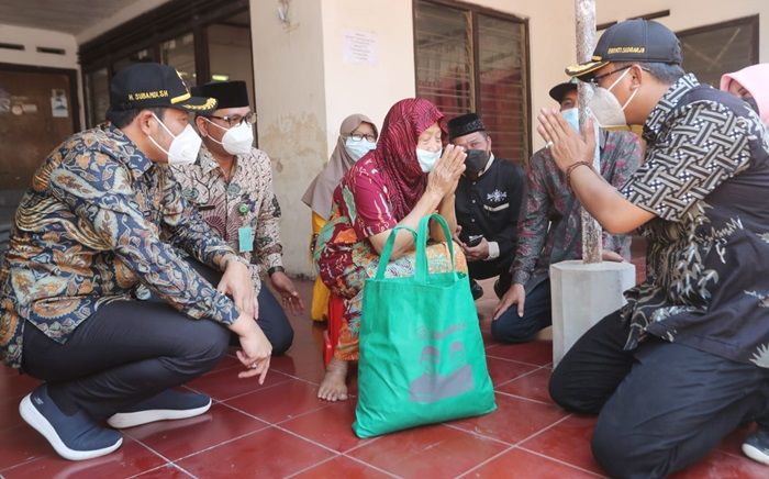 Bupati dan Wabup Sidoarjo Blusukan Bagikan Sembako ke Warga Terdampak Covid-19