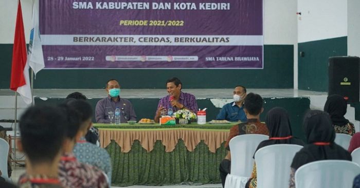 Wali Kota Kediri Bagikan Kisah Inspiratifnya Jadi Pemimpin Muda pada Pengurus OSIS Wali Kota Kediri Bagikan Kisah Inspiratifnya Jadi Pemimpin Muda pada Pengurus OSIS