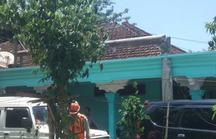 Akibat Angin Kencang, Tiang Listrik di Trenggalek Patah Akibat Angin Kencang, Tiang Listrik di Trenggalek Patah